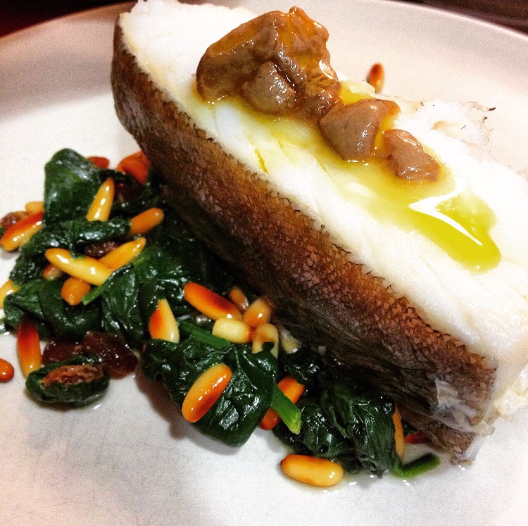 Bacalao con foie, espinacas y piñones