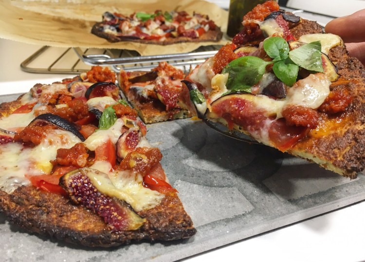 Pizza de coliflor con queso, tomate, sobrasada e higos