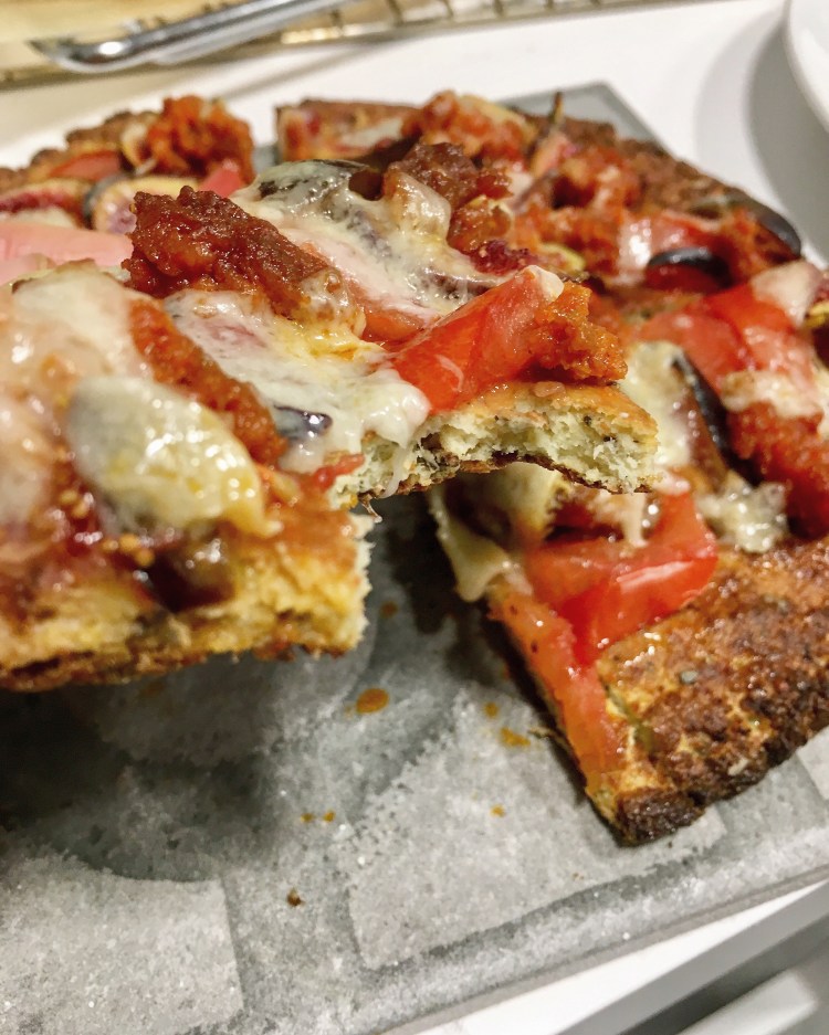 Pizza de tomate, queso y sobrasada