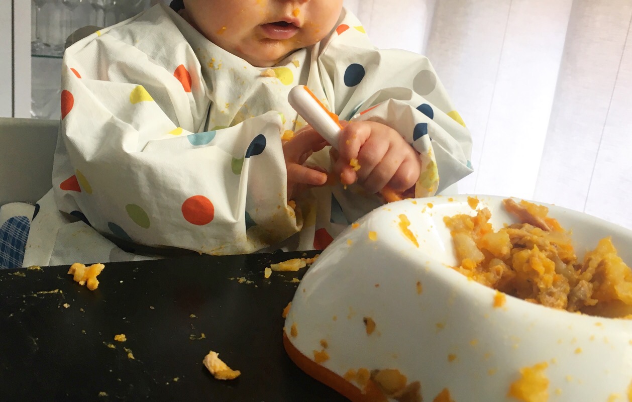 Emma comiendo puré de calabaza