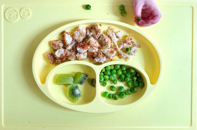 A Emma le encantan los guisantes, ¡mirad qué precisión!