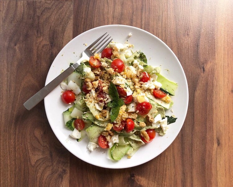 Tagliatelle de calabacín con pesto de aguacate