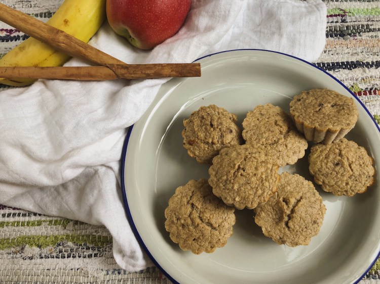 paleo muffins de plátano, manzana y canela