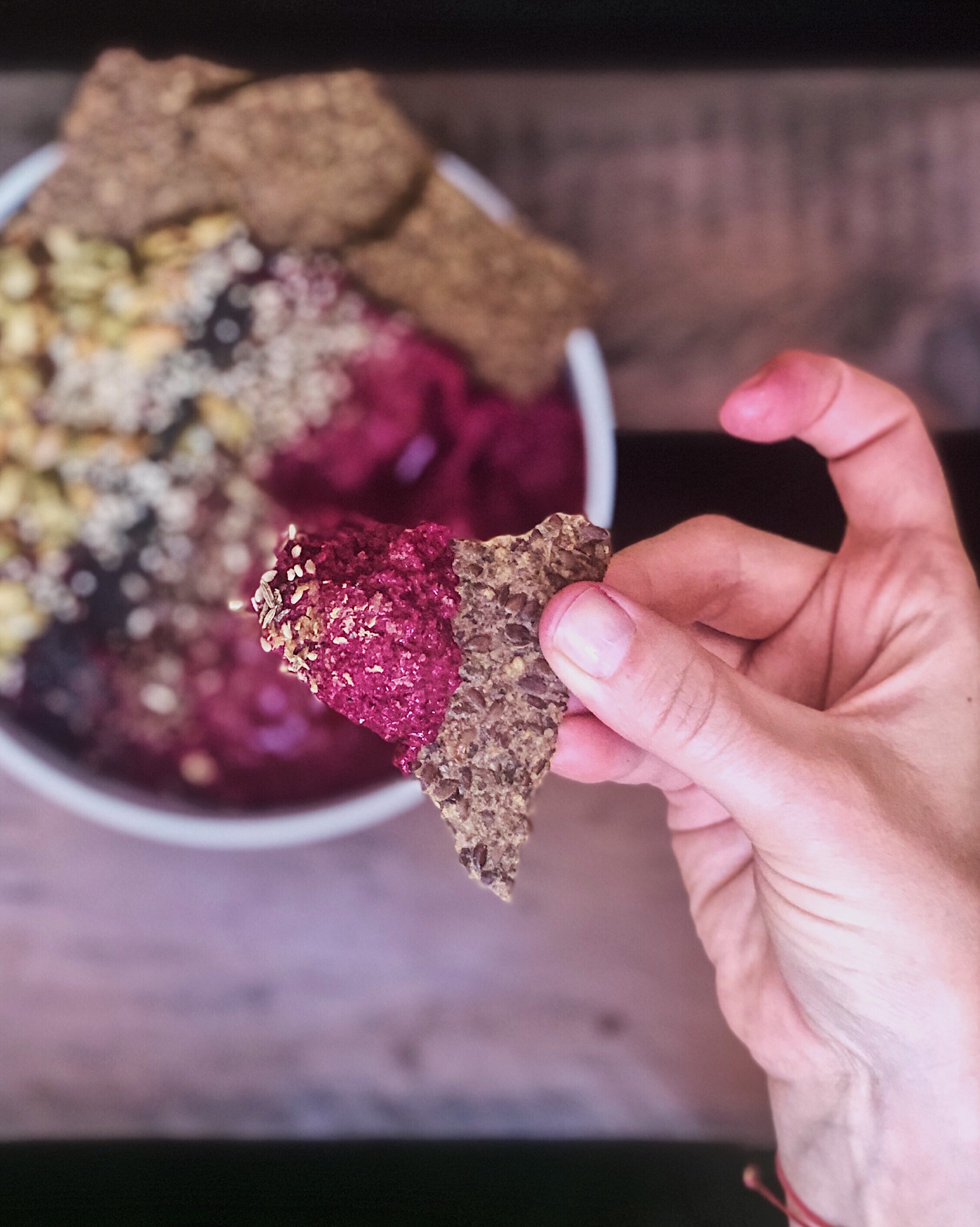 hummus de remolacha y crackers
