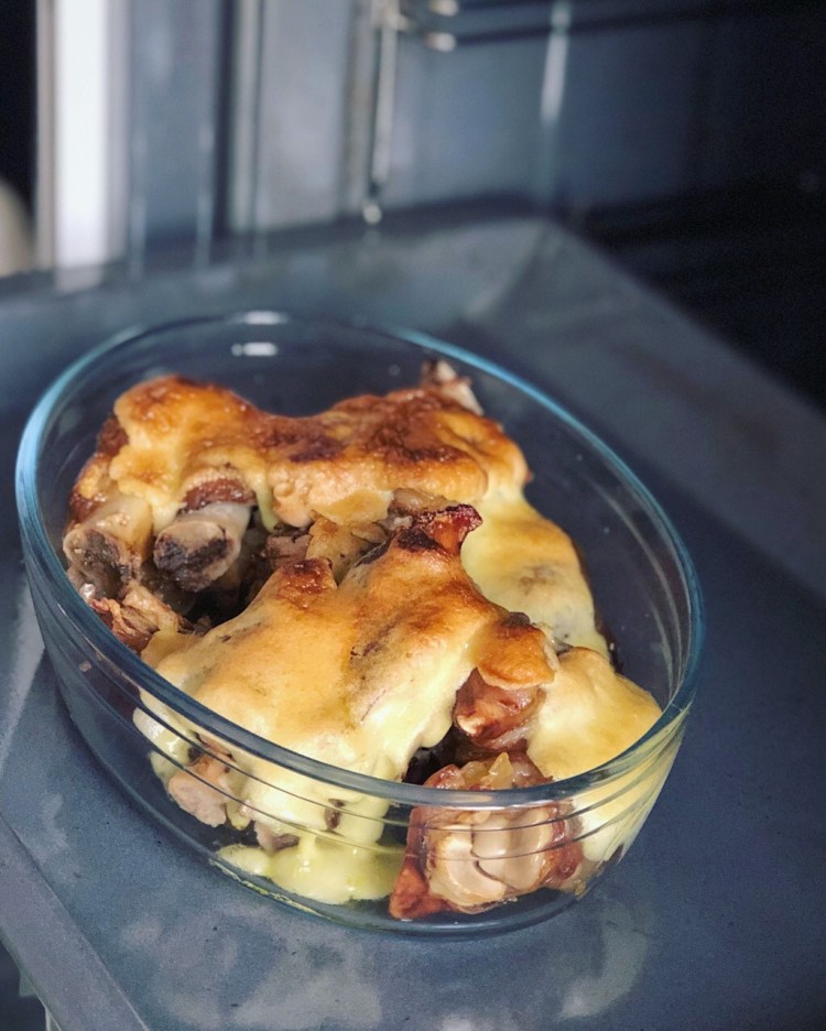 Manitas de cerdo gratinadas con mayonesa