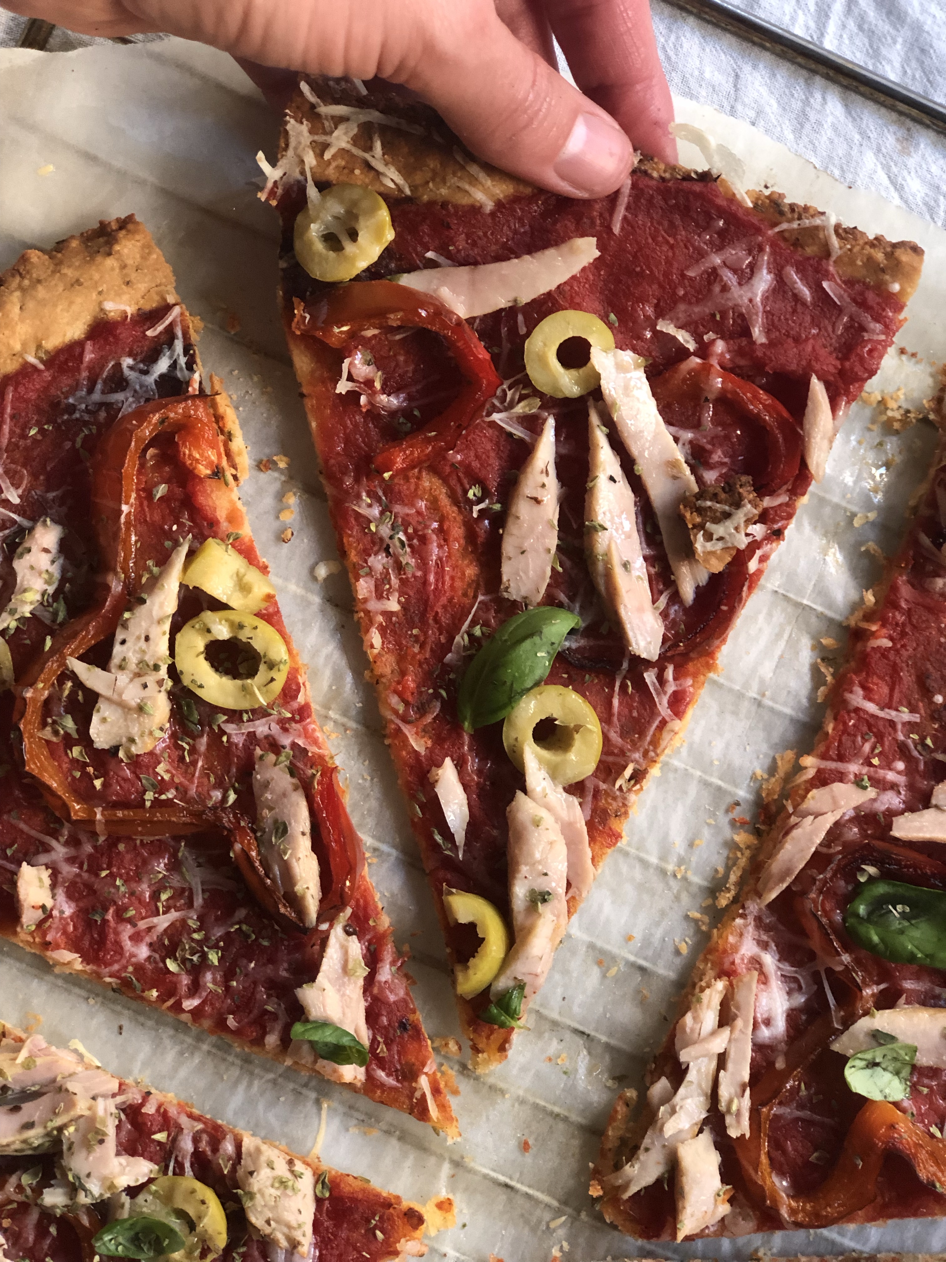 pizza baja en carbohidratos con masa crujiente de queso