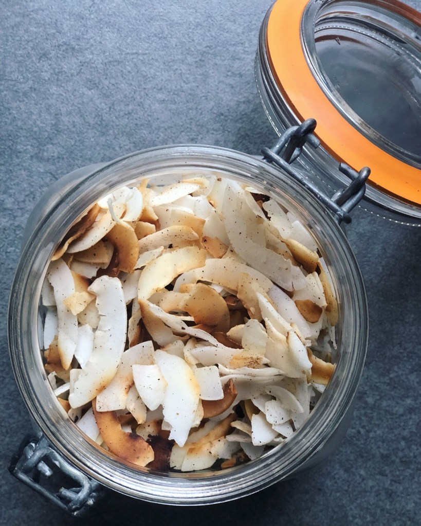 Chips de coco tostadas con canela
