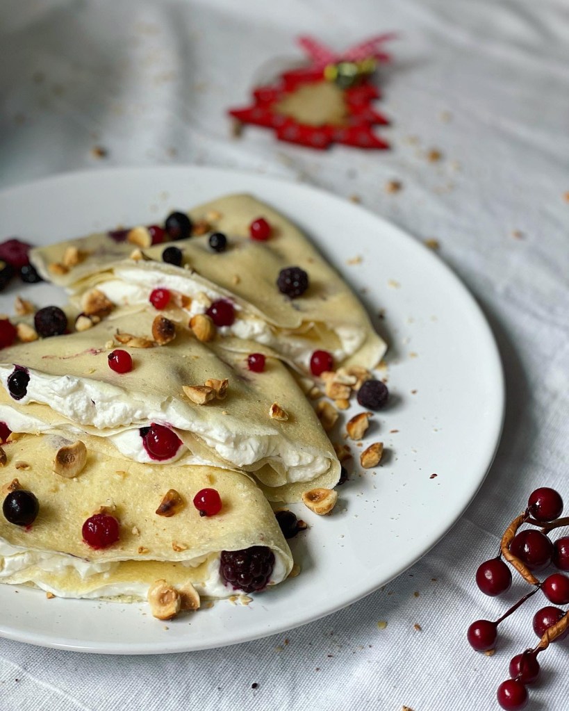 Crepes rellenos de yogur y frutos rojos