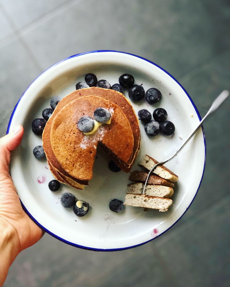 Ración de tortitas de plátano con arándanos 